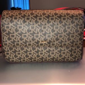 ❤️NWT DKNY SIGNATURE CROSSBODY❤️